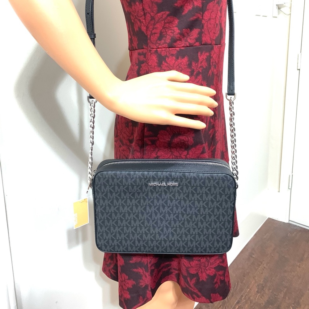 MICHAEL KORS JET SET LARGE EW CROSSBODY BAG IN BLACK SIGNATURE/ SILVER TONE